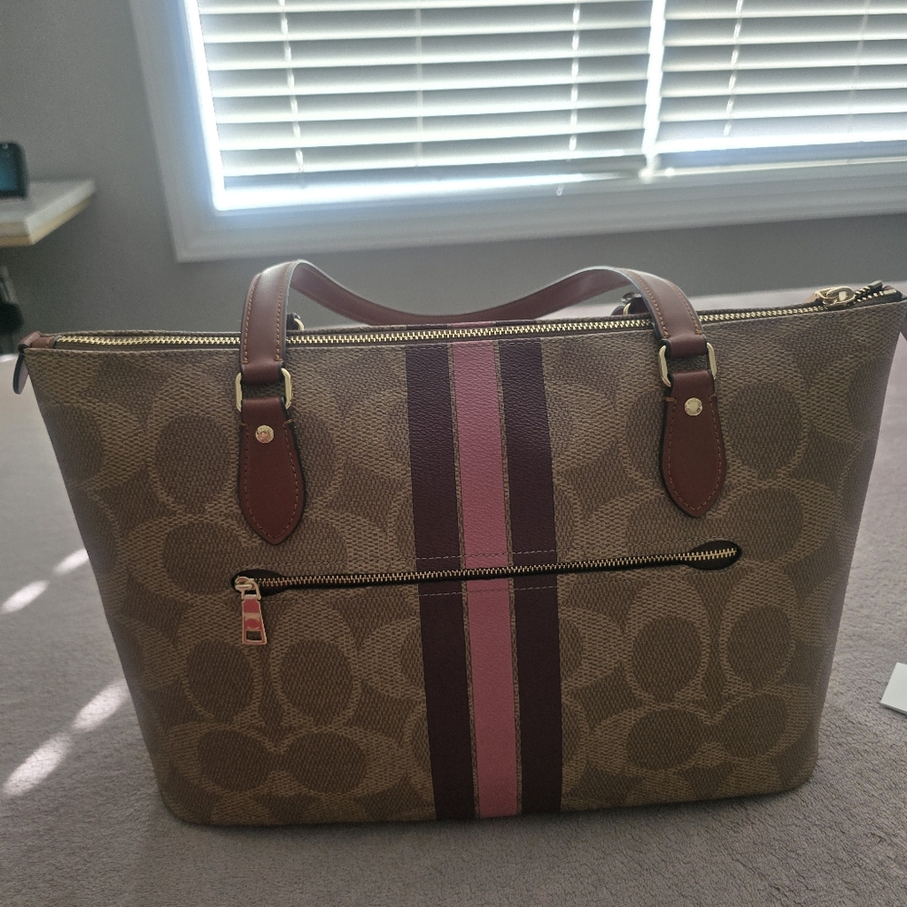 ❗️❗️SOLD❗️❗️COACH Gallery Tote In Signature Canvas - Picture 4 of 8